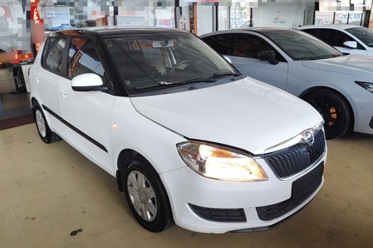 Used Skoda Fabia 2014 1.4L Automatic Crystal Edition Front Right 45 Deg