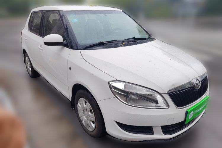 Used Skoda Fabia 2014 1.4L Automatic Crystal Edition Front Right 45 Deg