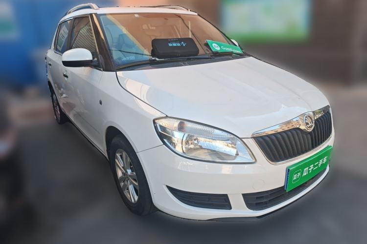 Used Skoda Fabia 2014 1.4L Automatic Crystal Edition Front Right 45 Deg