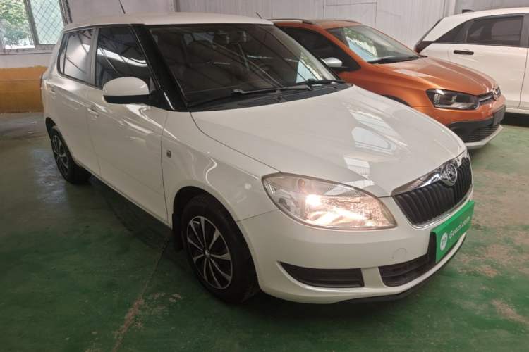 Used Skoda Fabia 2014 1.4L Automatic Crystal Edition Front Right 45 Deg