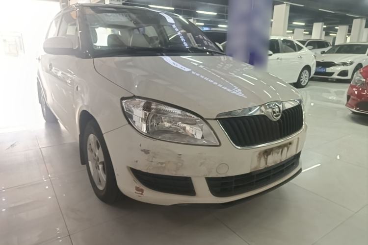 Used Skoda Fabia 2014 1.4L Manual Crystal Edition Front Right 45 Deg