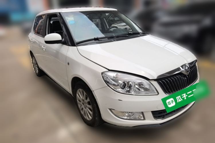 Used Skoda Fabia 2014 1.6L Automatic Crystal Edition Front Right 45 Deg