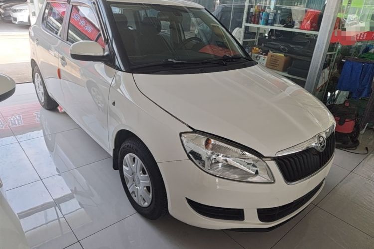 Used Skoda Fabia 2014 1.4L Automatic Crystal Edition Front Right 45 Deg