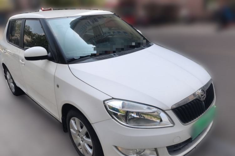 Used Skoda Fabia 2014 1.4L Automatic Crystal Edition Front Right 45 Deg