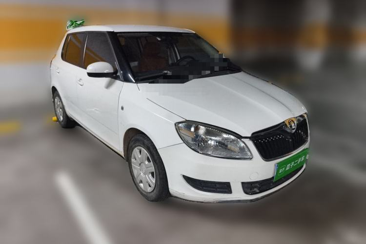 Used Skoda Fabia 2014 1.4L Manual Crystal Edition Front Right 45 Deg