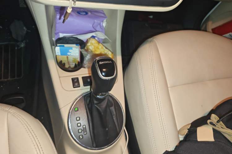 Used Skoda Fabia 2014 1.6L Automatic Crystal Edition Gear Lever