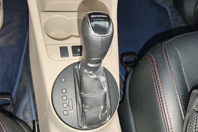 Used Skoda Fabia 2014 1.4L Automatic Crystal Edition Gear Lever