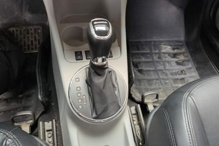 Used Skoda Fabia 2014 1.6L Automatic Crystal Edition Gear Lever