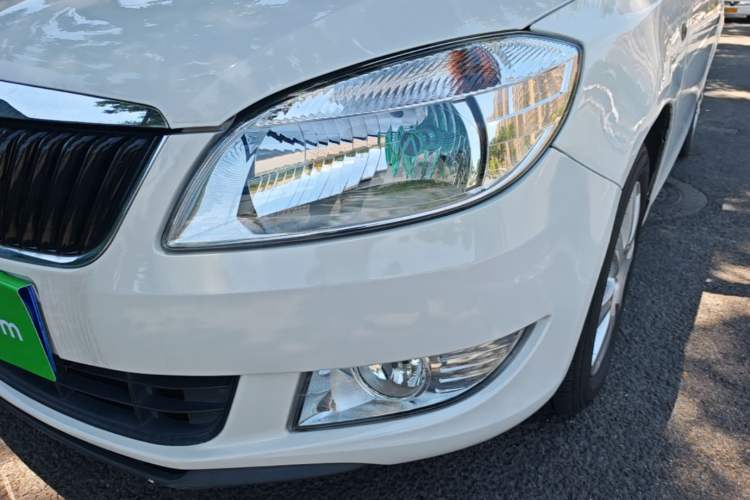 Used Skoda Fabia 2014 1.4L Automatic Crystal Edition Left Front Headlight