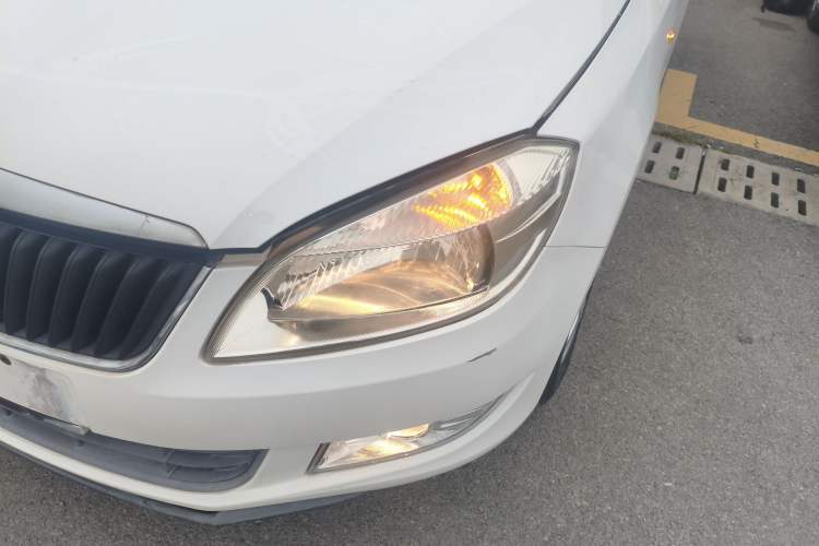 Used Skoda Fabia 2014 1.4L Automatic Crystal Edition Left Front Headlight