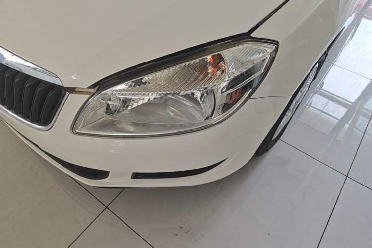 Used Skoda Fabia 2014 1.4L Automatic Crystal Edition Left Front Headlight