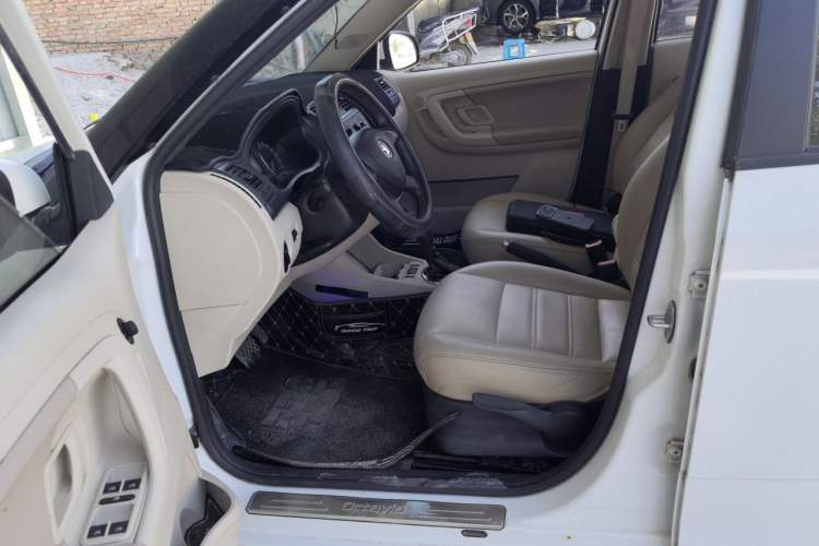 Used Skoda Fabia 2014 1.4L Automatic Crystal Edition Left Front Seat