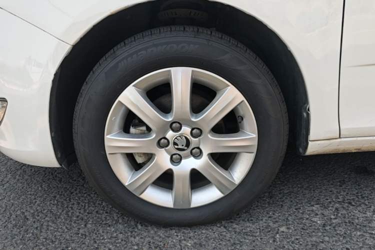 Used Skoda Fabia 2014 1.4L Automatic Crystal Edition Left Front Wheel Hub