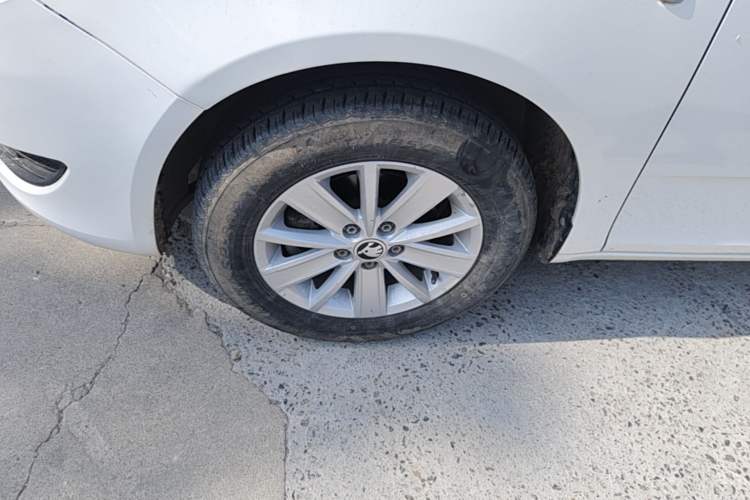 Used Skoda Fabia 2014 1.4L Manual Crystal Edition Left Front Wheel Hub