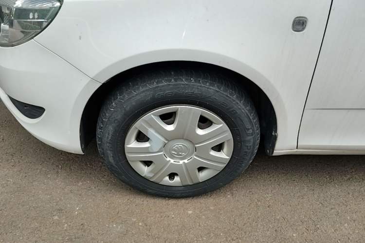 Used Skoda Fabia 2014 1.4L Automatic Crystal Edition Left Front Wheel Hub