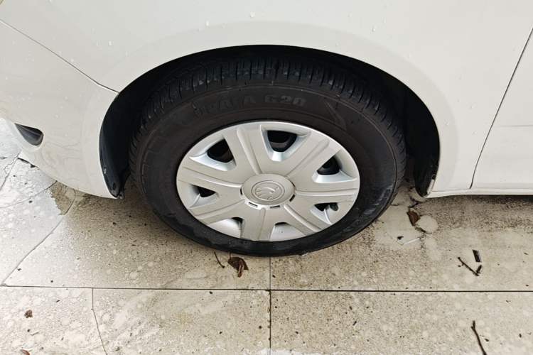 Used Skoda Fabia 2014 1.4L Automatic Crystal Edition Left Front Wheel Hub