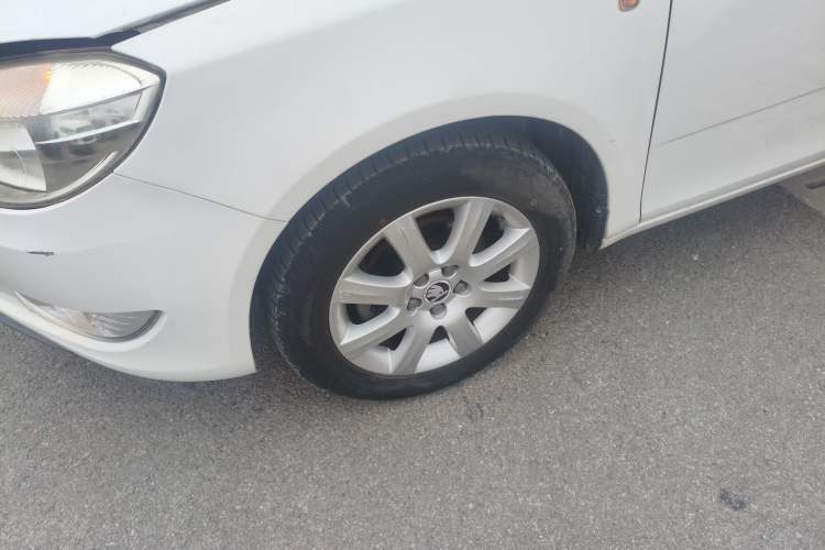 Used Skoda Fabia 2014 1.4L Automatic Crystal Edition Left Front Wheel Hub