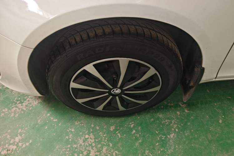 Used Skoda Fabia 2014 1.4L Automatic Crystal Edition Left Front Wheel Hub