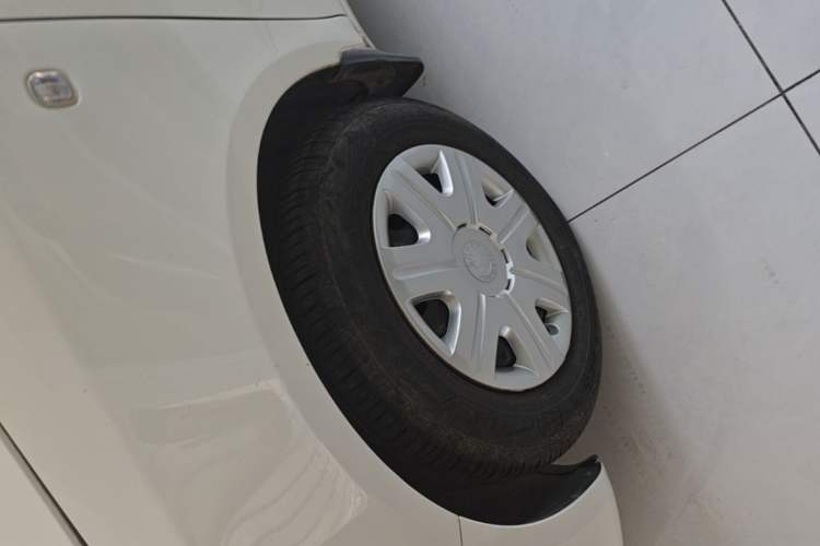 Used Skoda Fabia 2014 1.4L Automatic Crystal Edition Left Front Wheel Hub