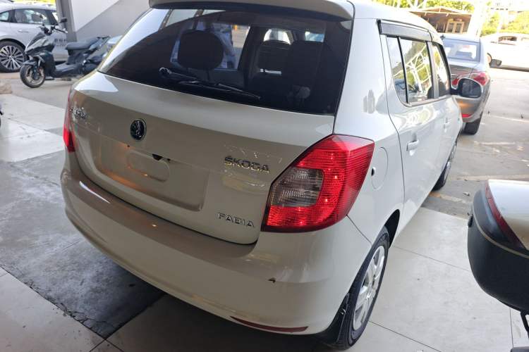 Used Skoda Fabia 2014 1.4L Automatic Crystal Edition Rear Right 45 Deg