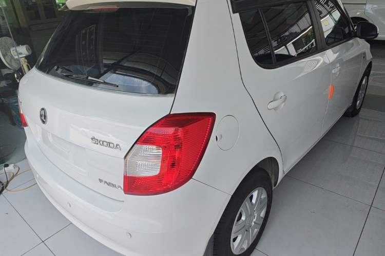 Used Skoda Fabia 2014 1.4L Automatic Crystal Edition Rear Right 45 Deg