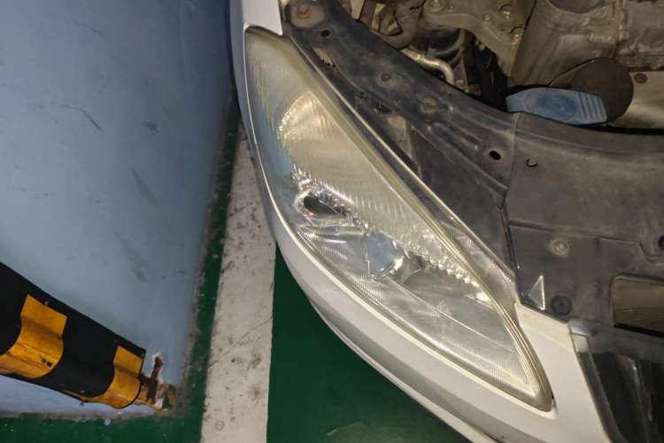 Used Skoda Fabia 2014 1.6L Automatic Crystal Edition Right Front Headlight