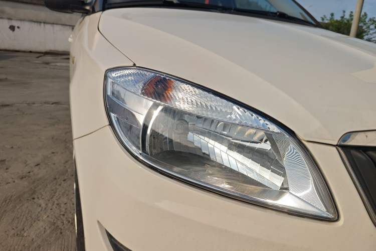 Used Skoda Fabia 2014 1.4L Manual Crystal Edition Right Front Headlight