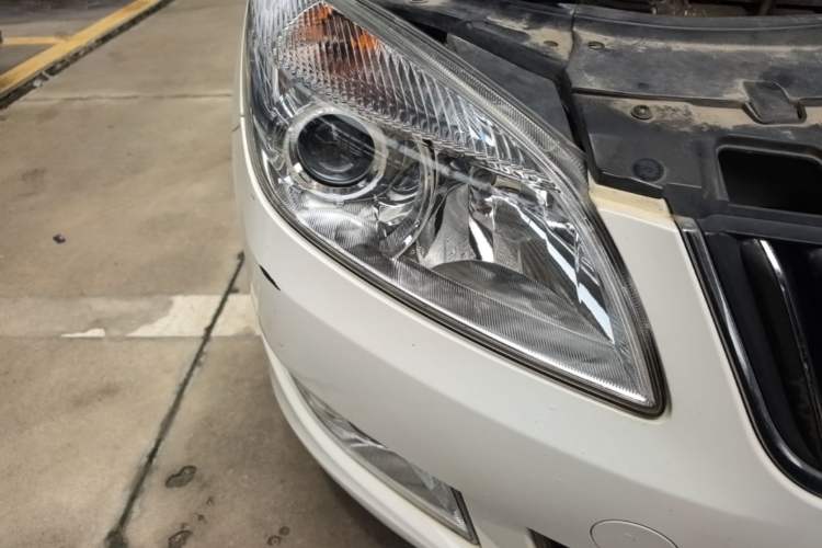 Used Skoda Fabia 2014 1.6L Automatic Crystal Edition Right Front Headlight