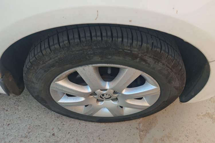 Used Skoda Fabia 2014 1.4L Automatic Crystal Edition Right Front Wheel Hub