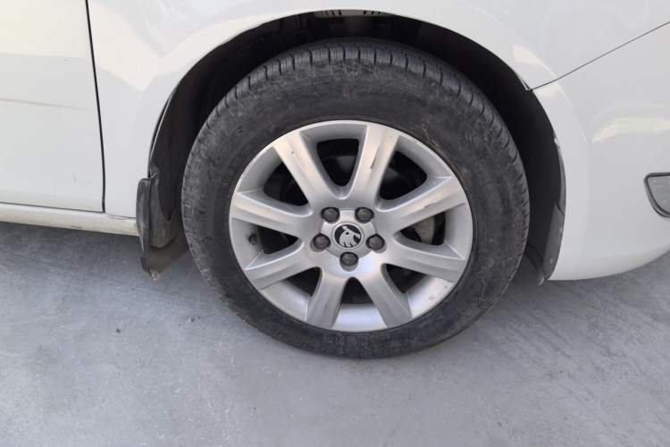 Used Skoda Fabia 2014 1.4L Automatic Crystal Edition Right Front Wheel Hub