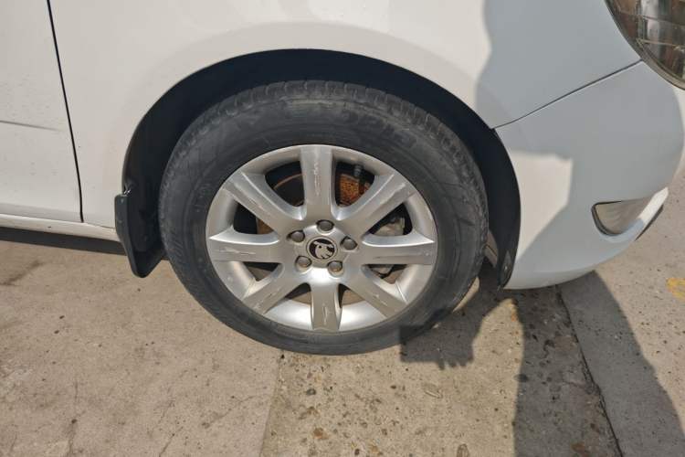 Used Skoda Fabia 2014 1.4L Automatic Crystal Edition Right Front Wheel Hub