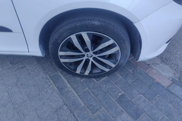 Used Skoda Fabia 2014 1.6L Automatic Sport Edition Right Front Wheel Hub