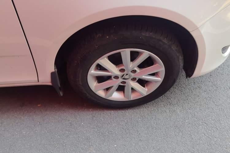 Used Skoda Fabia 2014 1.4L Automatic Crystal Edition Right Front Wheel Hub