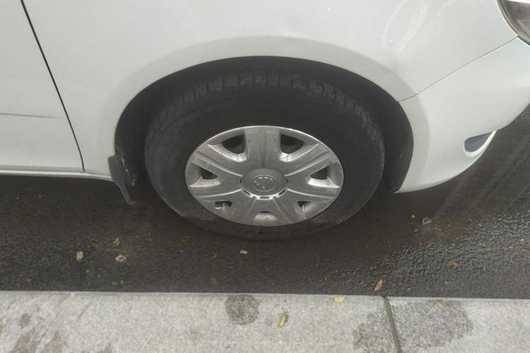 Used Skoda Fabia 2014 1.4L Automatic Crystal Edition Right Front Wheel Hub