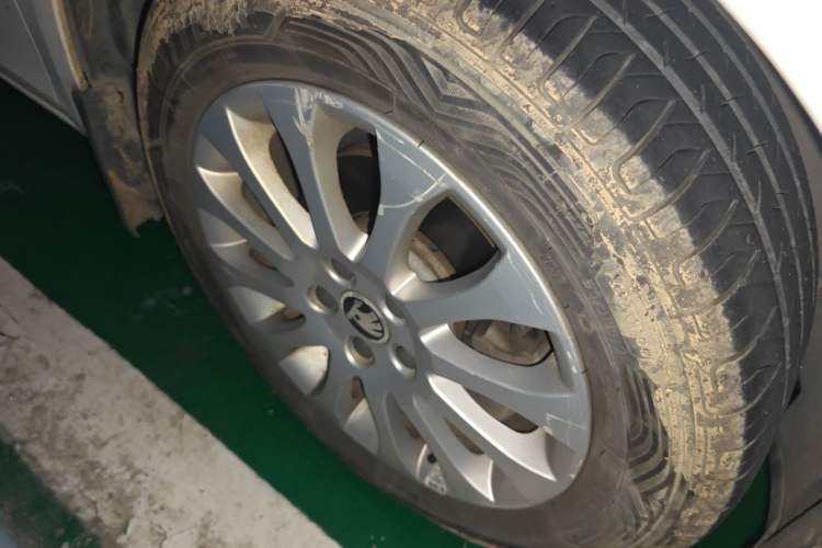 Used Skoda Fabia 2014 1.6L Automatic Crystal Edition Right Front Wheel Hub