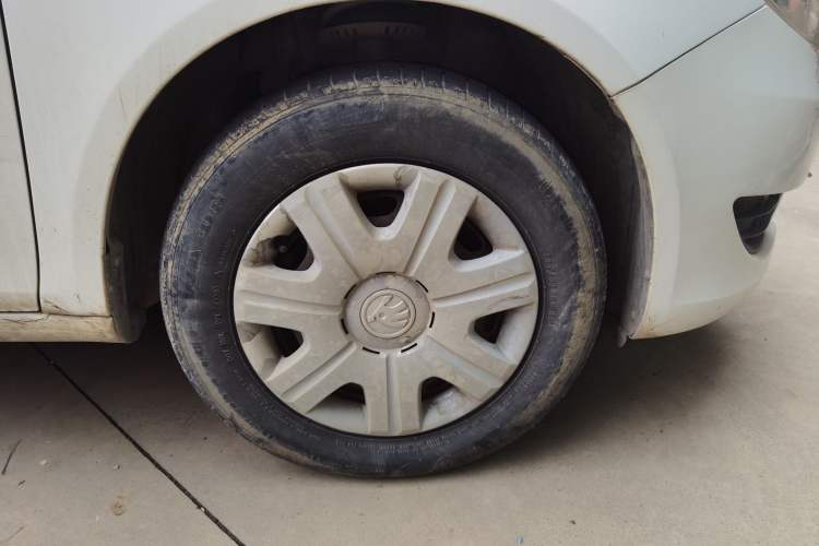 Used Skoda Fabia 2014 1.4L Automatic Crystal Edition Right Front Wheel Hub