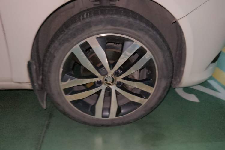 Used Skoda Fabia 2014 1.6L Automatic Sport Edition Right Front Wheel Hub