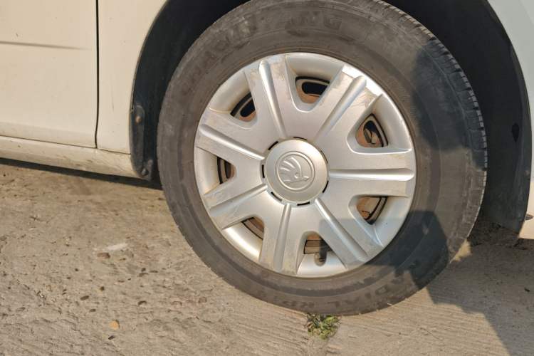 Used Skoda Fabia 2014 1.4L Manual Crystal Edition Right Front Wheel Hub