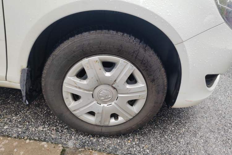 Used Skoda Fabia 2014 1.4L Automatic Crystal Edition Right Front Wheel Hub