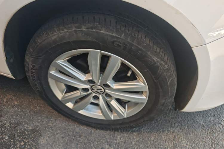 Used Skoda Fabia 2014 1.4L Automatic Crystal Edition Right Front Wheel Hub