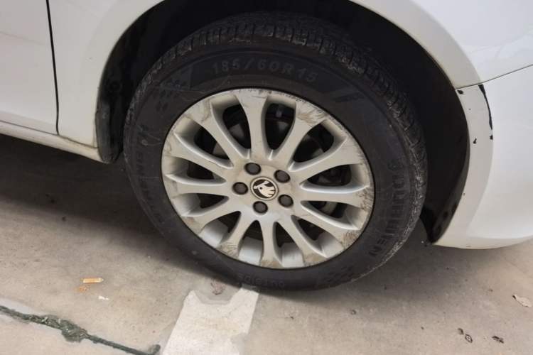 Used Skoda Fabia 2014 1.6L Automatic Crystal Edition Right Front Wheel Hub