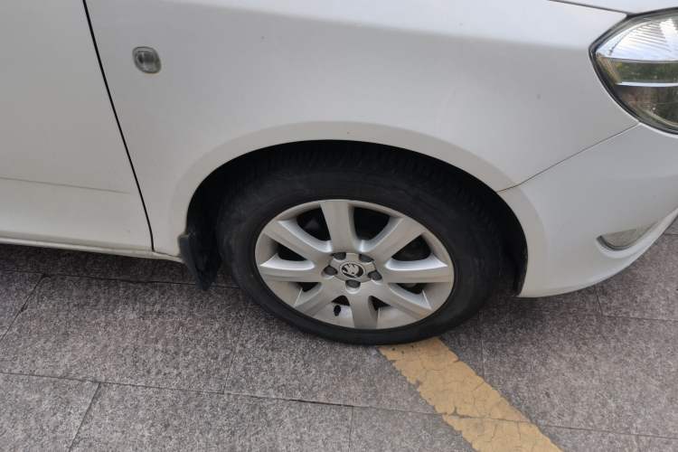 Used Skoda Fabia 2014 1.4L Automatic Crystal Edition Right Front Wheel Hub