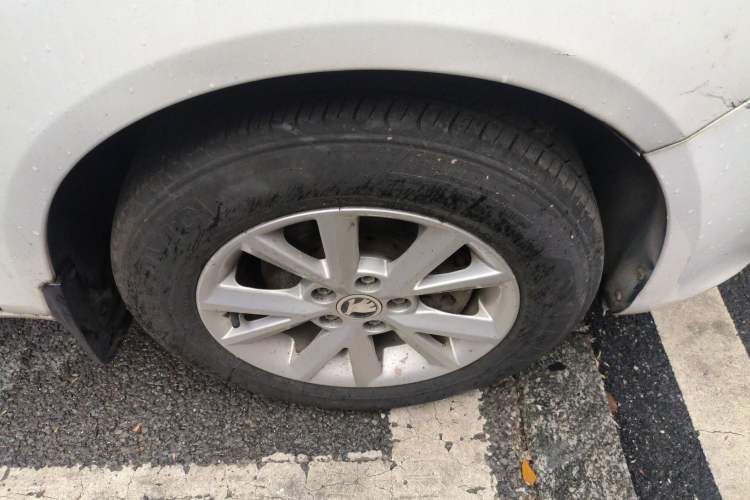 Used Skoda Fabia 2014 1.4L Manual Crystal Edition Right Front Wheel Hub
