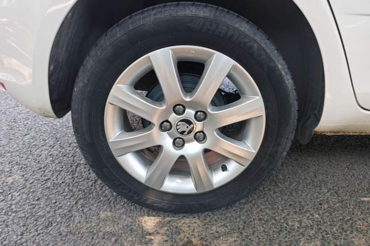 Used Skoda Fabia 2014 1.4L Automatic Crystal Edition Right Rear Wheel Hub