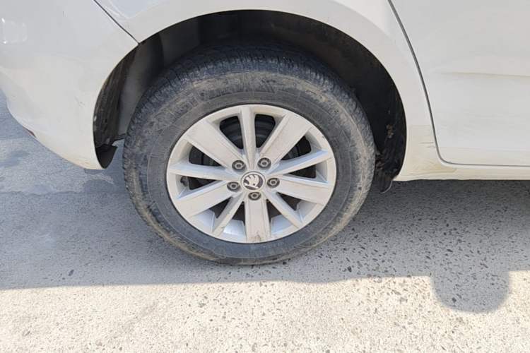Used Skoda Fabia 2014 1.4L Manual Crystal Edition Right Rear Wheel Hub