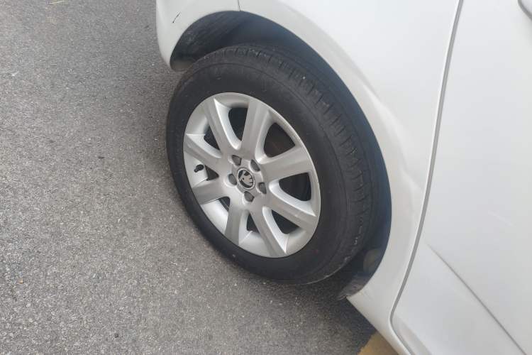 Used Skoda Fabia 2014 1.4L Automatic Crystal Edition Right Rear Wheel Hub
