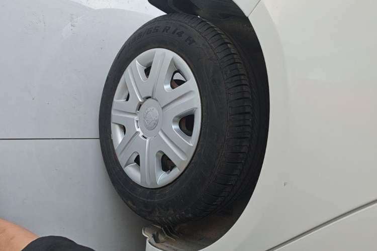 Used Skoda Fabia 2014 1.4L Automatic Crystal Edition Right Rear Wheel Hub