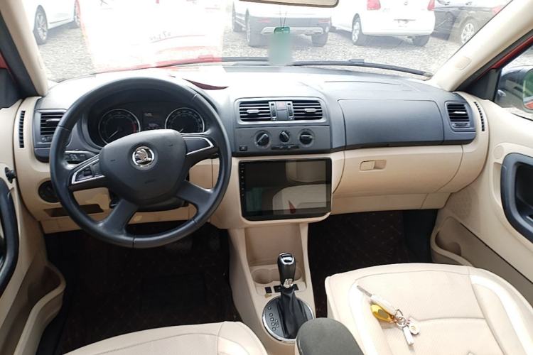 Used Skoda Fabia 2014 1.6L Scout Center Console