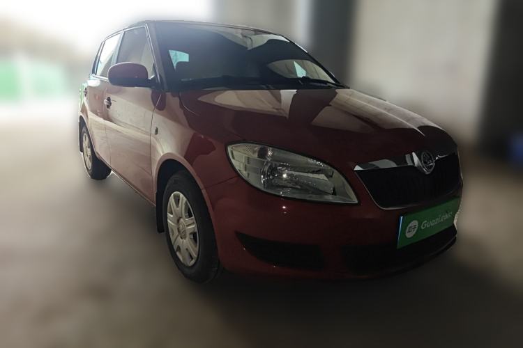 Used Skoda Fabia 2014 1.4L Automatic Crystal Edition Front Right 45 Deg
