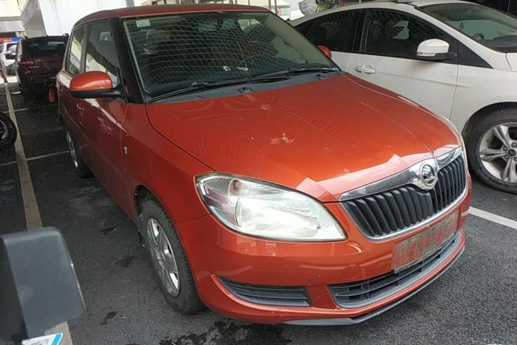 Used Skoda Fabia 2014 1.4L Manual Crystal Edition Front Right 45 Deg